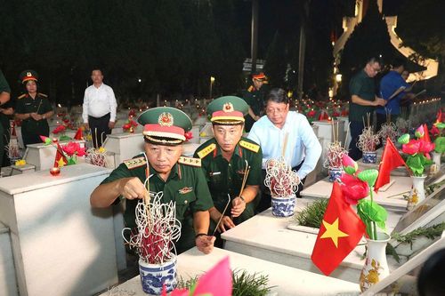 Thắp nến tri ân và chương trình nghệ thuật 'Tiếp nối huyền thoại - Khát vọng non sông' tại Nghĩa trang Liệt sĩ Vị Xuyên