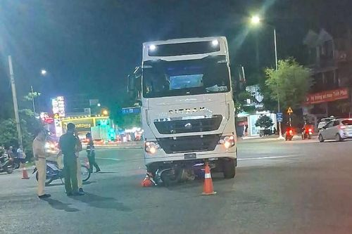 Hải Phòng: Xe máy va chạm xe đầu kéo không biển số, hai mẹ con thương vong