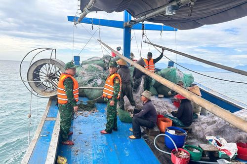 Khai thác thủy sản sai vùng cấp phép, 2 tàu cá bị bộ đội biên phòng bắt giữ