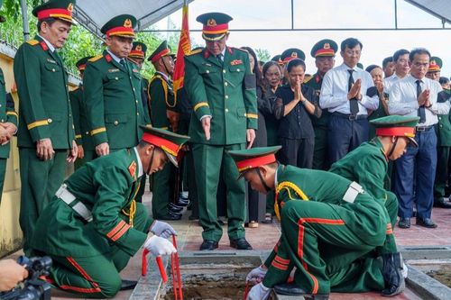 Truy điệu, an táng 5 hài cốt liệt sĩ hy sinh ở hang Đá Sập
