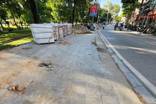 Vỉa hè Hà Nội cứ 'đào lên, lấp xuống', trách nhiệm thuộc về ai?