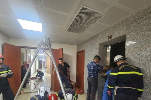 Cứu nạn thành công nhân viên bảo trì mắc kẹt dưới giếng thang máy