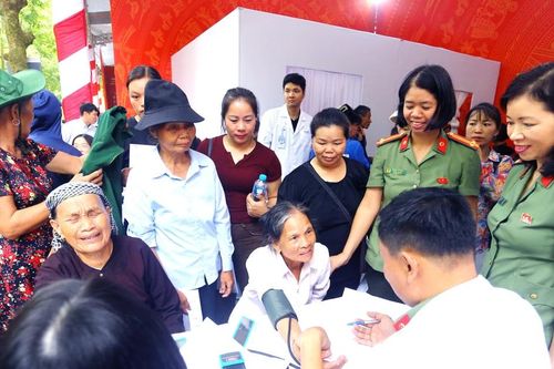 Công an Hà Nội mang tiện ích số, chăm sóc sức khỏe đến với người dân Yên Bài