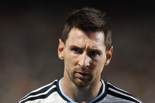 Carragher lặp sai lầm của Van Gaal với Messi
