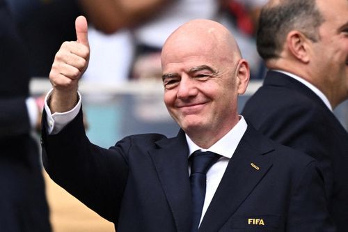 Đi chuyên cơ xem 40 trận World Cup, chủ tịch FIFA thổi bùng tranh cãi