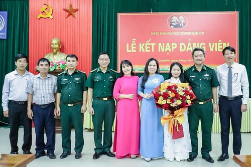 Gieo 'hạt giống đỏ' cho ngày mai: Bài 2 - Một cánh tay giơ lên