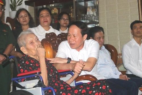 Phó Thủ tướng Lê Tiến Châu thăm, tặng quà gia đình chính sách tại A Lưới