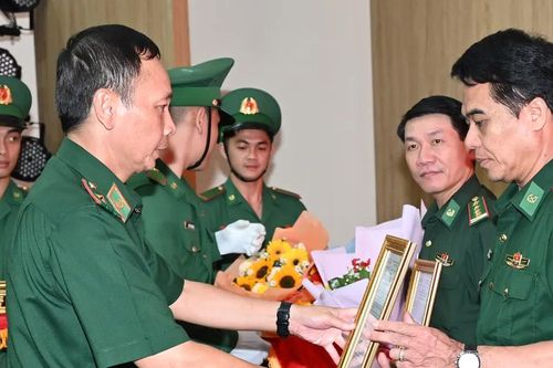 Bộ Tư lệnh Bộ đội Biên phòng khen thưởng các lực lượng phá án ma túy, vàng lậu
