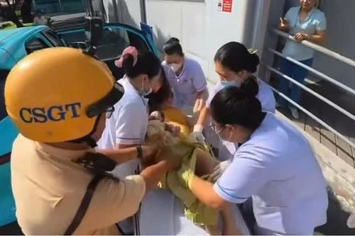 CSGT mở đường đưa sản phụ sinh trên xe đến bệnh viện