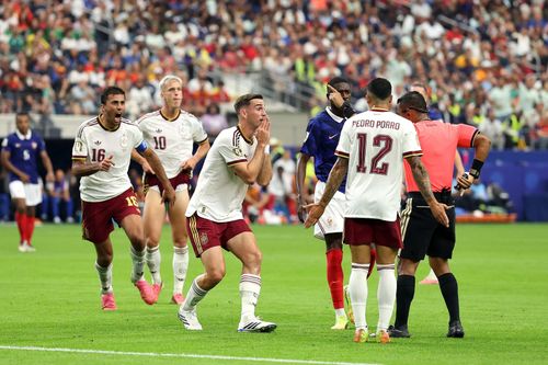 Trọng tài 'bẻ còi' khó hiểu ở bán kết World Cup 2026