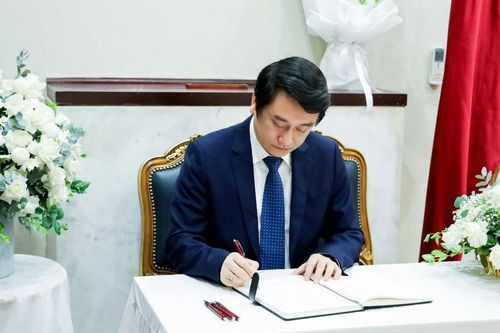 Thứ trưởng Ngoại giao Lê Anh Tuấn viếng, ghi sổ tang tưởng niệm cựu Quốc vương Qatar Sheikh Hamad bin Khalifa Al Thani