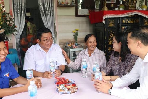 Ấm áp 'Bữa cơm tri ân' tại gia đình cháu của nhà cách mạng Châu Văn Liêm