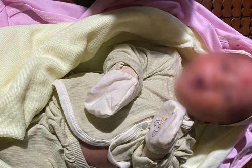 Huế: Phát hiện bé trai sơ sinh bị bỏ rơi bên cống nước