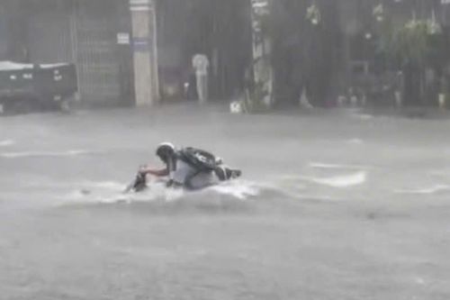 Quốc lộ biến thành 'sông', nước đục ngầu cuốn trôi xe máy của nam thanh niên