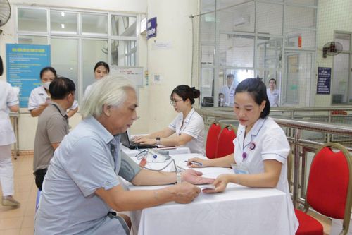 Bệnh viện phối hợp với cơ sở, khám sàng lọc cho người dân, theo tinh thần NQ72