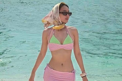 Á hậu Bùi Khánh Linh khoe lưng trần gợi cảm giữa biển xanh
