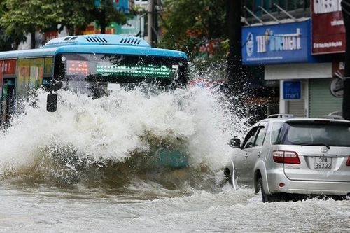 Bao giờ Thủ đô hết cảnh 'phố cũng như sông'?