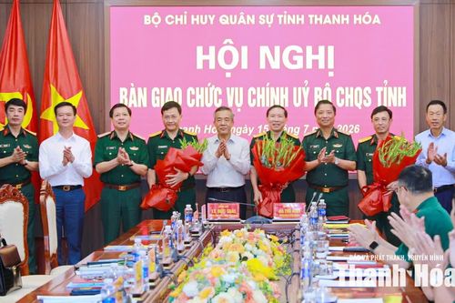 Bàn giao chức vụ Chính ủy Bộ Chỉ huy Quân sự tỉnh Thanh Hóa