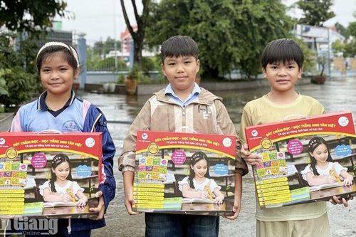 An Giang trao 100 bộ bút chấm đọc tiếng Anh cho con công nhân khó khăn