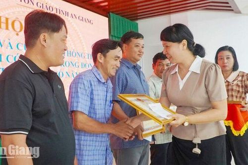 Hơn 60 người có uy tín trong đồng bào dân tộc thiểu số An Giang được bồi dưỡng kỹ năng chuyển đổi số