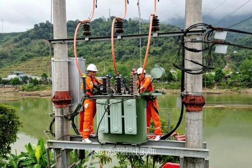 Điện lực Bum Tở đảm bảo an toàn lưới điện trong mùa mưa lũ