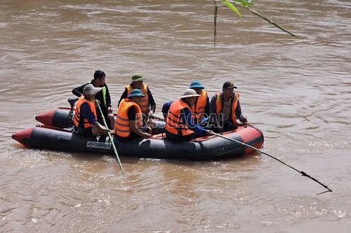 Xã Trịnh Tường tích cực tìm kiếm nạn nhân mất tích trên sông Hồng