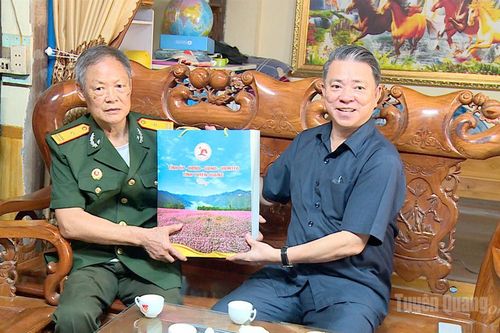 Các đồng chí lãnh đạo tỉnh thăm, tặng quà các gia đình chính sách