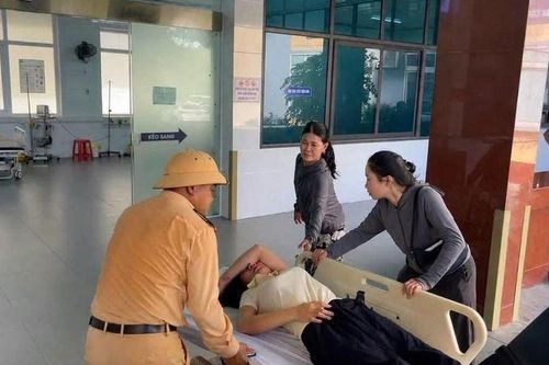 Lái xe cứu thương xúc động kể khoảnh khắc CSGT Hà Tĩnh mở đường cứu bệnh nhân nguy kịch: 'Không chỉ mở đường cho một chuyến xe...'