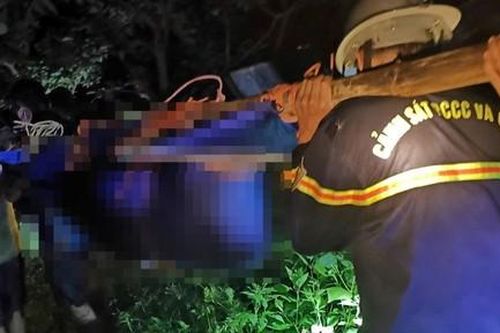 Cảnh sát CNCH đưa nạn nhân tử vong khi đi hái na trên núi đá về với gia đình