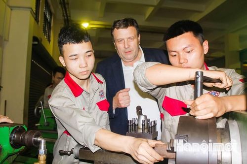 Giáo dục nghề nghiệp đón đầu 'cơn khát' nhân lực chất lượng cao