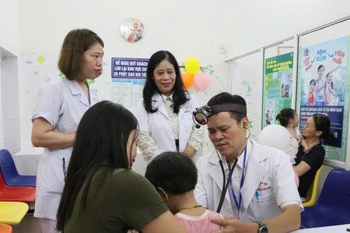 Phường Cửa Nam tổ chức khám sức khỏe định kỳ miễn phí cho trẻ em dưới 6 tuổi