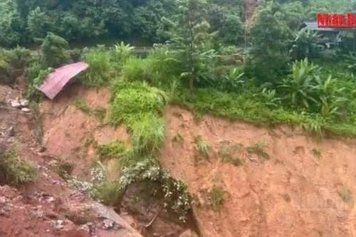 [Video] Quốc lộ 12 sạt lở, chia cắt giao thông giữa Lai Châu và Điện Biên