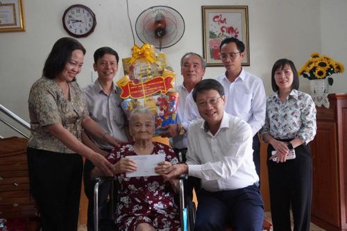 Phó Bí thư Thành ủy Ngô Xuân Thắng thăm, tặng quà người có công