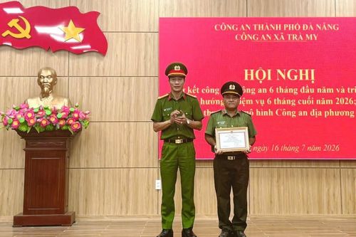 Đại tá Trần Minh Nguyên dự, chỉ đạo tại hội nghị Công an xã Trà My
