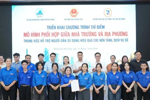Sinh viên Đà Nẵng về phường hỗ trợ người dân làm thủ tục trực tuyến