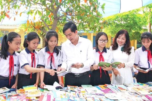 Huế phát miễn phí sách giáo khoa cho toàn bộ học sinh từ lớp 1 đến 12