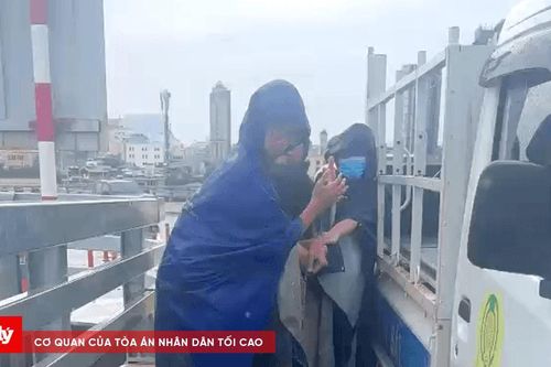 Ngăn chặn kịp thời nữ sinh có ý định nhảy cầu