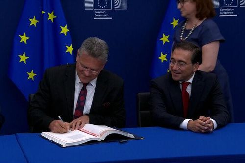 Anh và Tây Ban Nha ký thỏa thuận bỏ kiểm soát biên giới Gibraltar