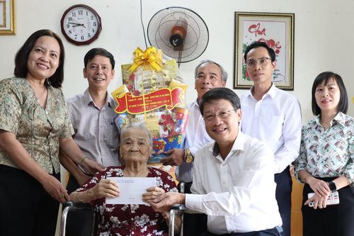 Phó Bí thư Thành ủy Đà Nẵng Ngô Xuân Thắng thăm, tặng quà người có công với cách mạng