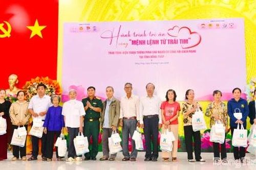 Đồng Tháp: Trao tặng 229 điện thoại thông minh cho người có công với cách mạng