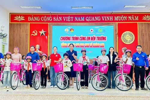 Tặng 20 xe đạp cho học sinh nghèo vượt khó học giỏi tại xã Khánh Sơn