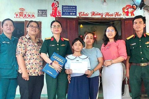 Ban Chỉ huy Quân sự phường Đông Hải phối hợp trao quà hỗ trợ cho học sinh có hoàn cảnh khó khăn