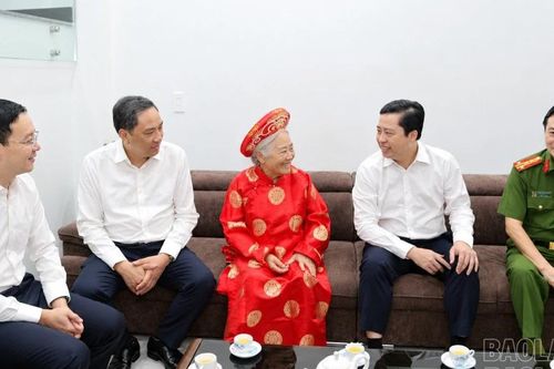 Bí thư Tỉnh ủy Dương Quốc Huy thăm, tặng quà gia đình chính sách, người có công tại phường Lào Cai và Cam Đường
