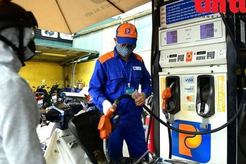 Giá xăng dầu liên tiếp hạ, thị trường hàng thiết yếu giảm chậm