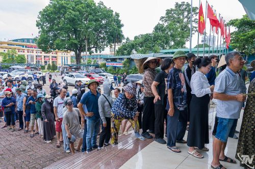 Hàng trăm cổ động viên xếp hàng mua vé xem trận bóng đá Việt Nam - Myanmar