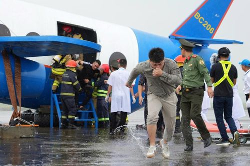 Cận cảnh màn diễn tập cứu nạn máy bay quy mô lớn tại Nội Bài