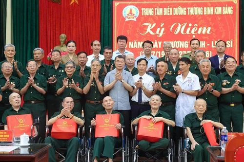 Thủ tướng Chính phủ Lê Minh Hưng thăm Trung tâm Điều dưỡng thương binh Kim Bảng
