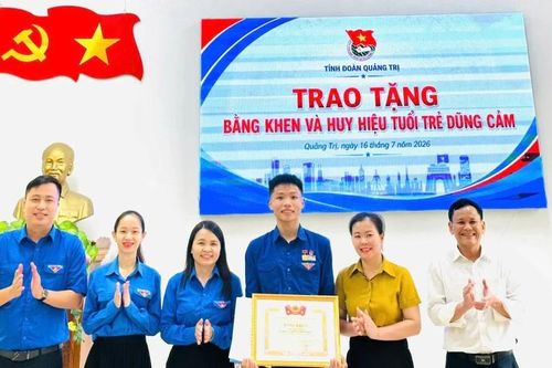 Trao Huy hiệu 'Tuổi trẻ dũng cảm' cho nam sinh cứu em nhỏ bị đuối nước