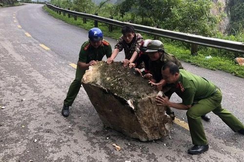 Công an xã Lũng Nặm kịp thời xử lý đá lở từ taluy dương sạt xuống đường