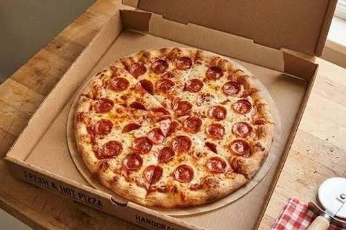 Hộp pizza luôn là hình vuông, còn bánh lại hình tròn? Câu trả lời hóa ra liên quan đến chi phí và vận chuyển